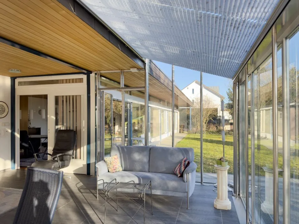 Freistehendes 7-Zimmer-Einfamilienhaus mit luxuriösem Wintergarten, schönem Umschwung und Aussenschwimmbad – Foto 16 von 30