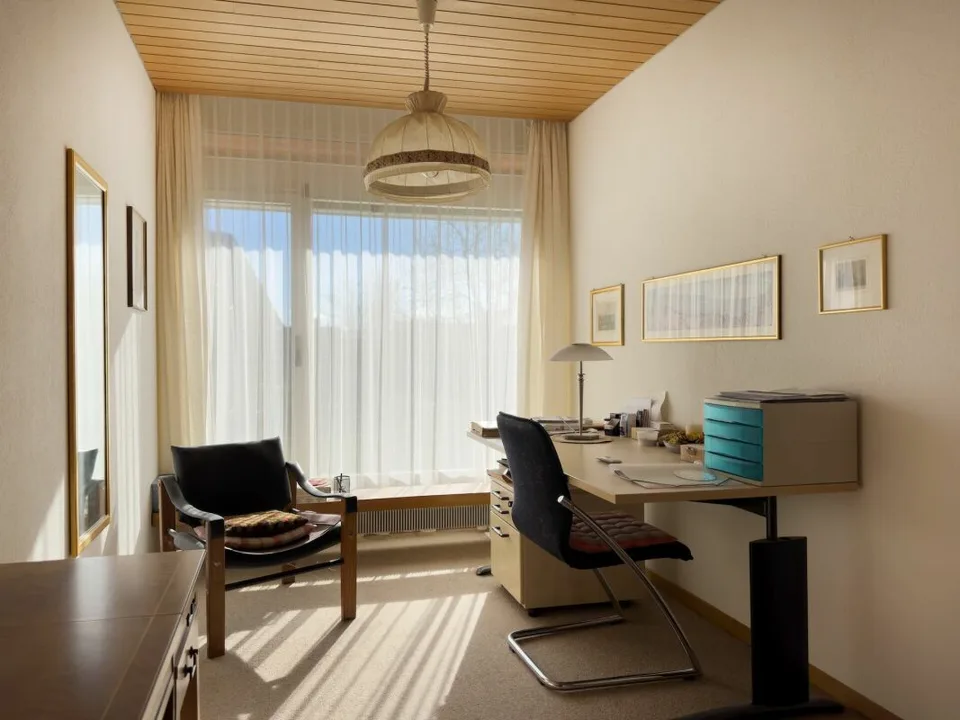 Freistehendes 7-Zimmer-Einfamilienhaus mit luxuriösem Wintergarten, schönem Umschwung und Aussenschwimmbad – Foto 22 von 30