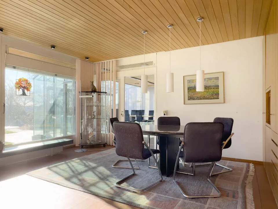 Freistehendes 7-Zimmer-Einfamilienhaus mit luxuriösem Wintergarten, schönem Umschwung und Aussenschwimmbad – Foto 11 von 30