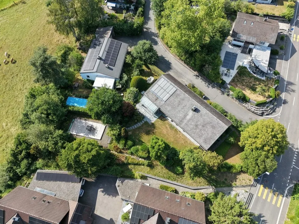 Freistehendes 7-Zimmer-Einfamilienhaus mit luxuriösem Wintergarten, schönem Umschwung und Aussenschwimmbad