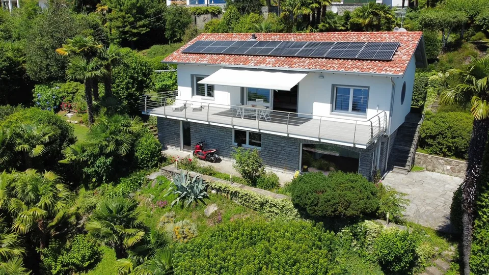 Moderne und komplett renovierte Villa in sonniger Lage mit großer Terrasse, Garten und Traumseeblick