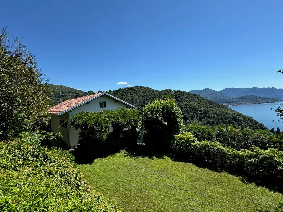 Moderne und komplett renovierte Villa in sonniger Lage mit großer Terrasse, Garten und Traumseeblick – Foto 20 von 23