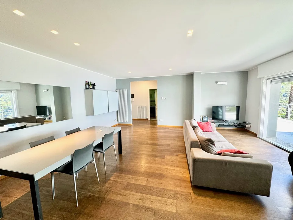Villa moderne et complètement rénovée dans un emplacement ensoleillé avec grande terrasse, jardin et vue imprenable sur le lac
