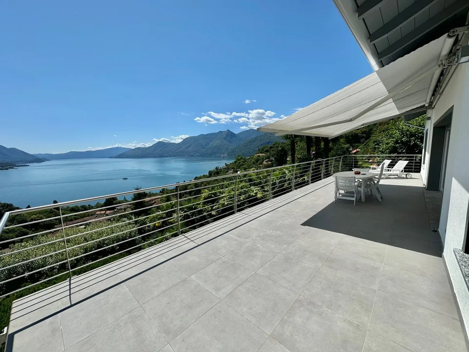 Moderne und komplett renovierte Villa in sonniger Lage mit großer Terrasse, Garten und Traumseeblick – Foto 13 von 23