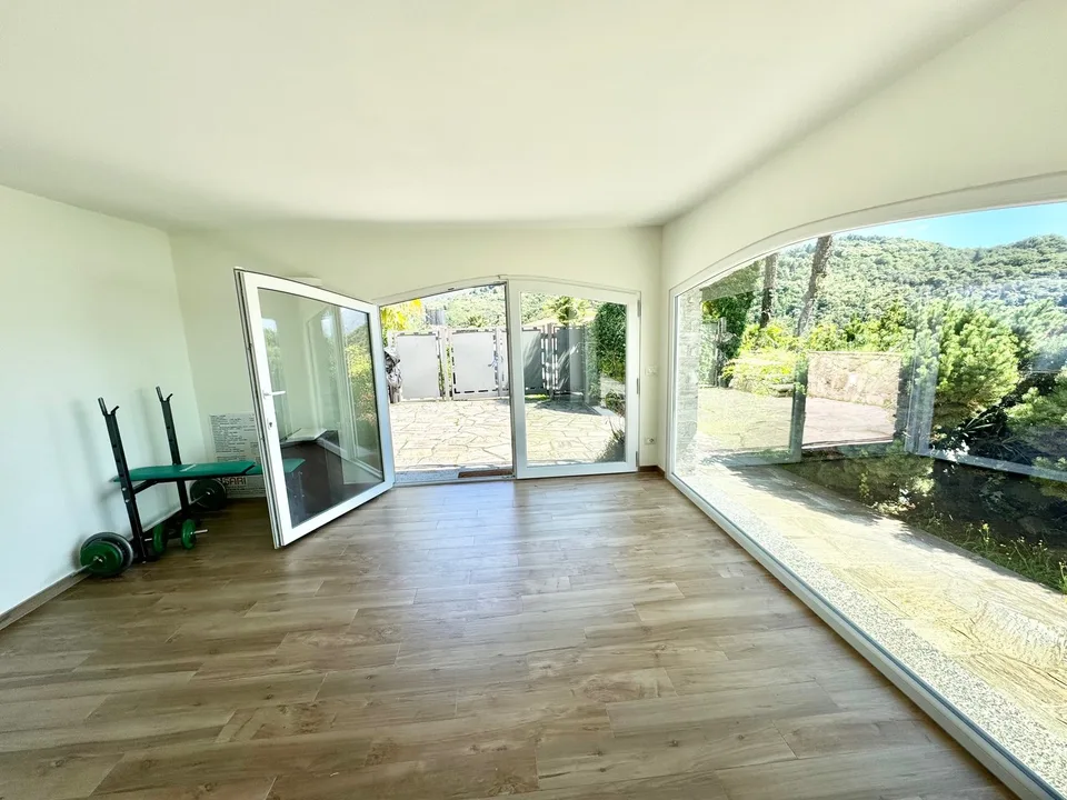 Moderne und komplett renovierte Villa in sonniger Lage mit großer Terrasse, Garten und Traumseeblick – Foto 14 von 23