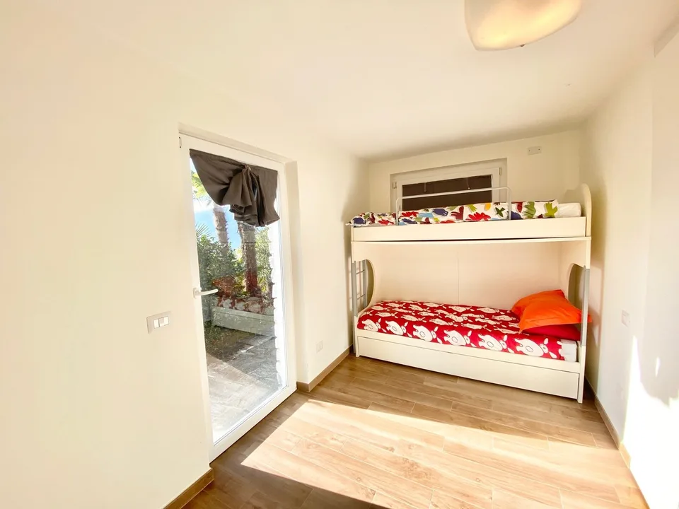 Moderne und komplett renovierte Villa in sonniger Lage mit großer Terrasse, Garten und Traumseeblick – Foto 16 von 23