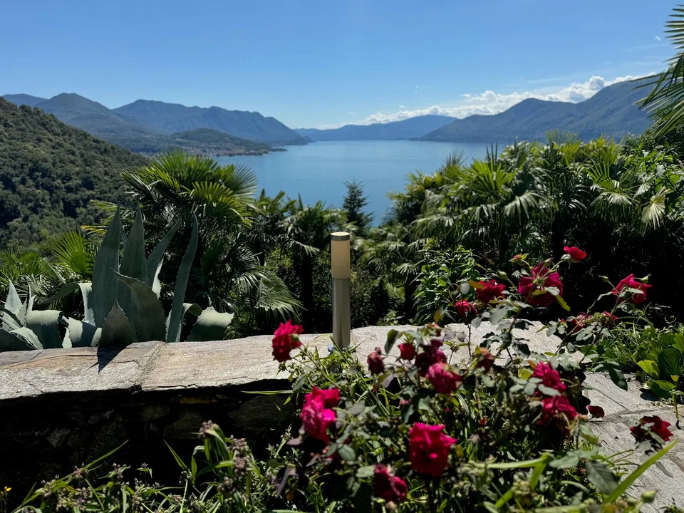 Moderne und komplett renovierte Villa in sonniger Lage mit großer Terrasse, Garten und Traumseeblick – Foto 21 von 23