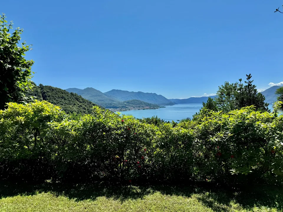 Moderne und komplett renovierte Villa in sonniger Lage mit großer Terrasse, Garten und Traumseeblick – Foto 19 von 23