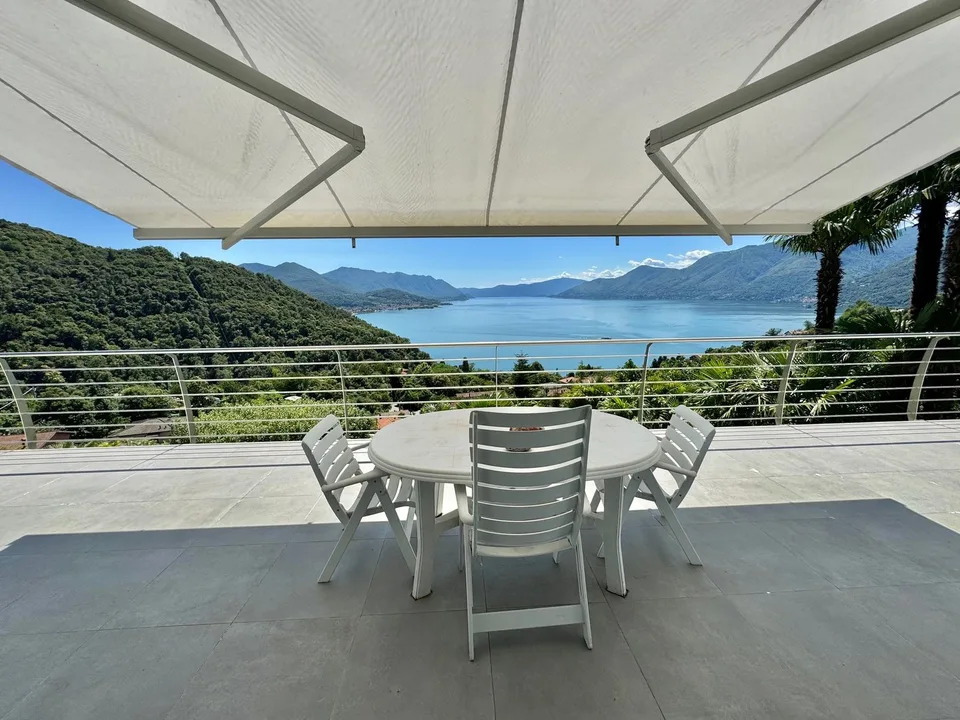 Moderne und komplett renovierte Villa in sonniger Lage mit großer Terrasse, Garten und Traumseeblick – Foto 12 von 23