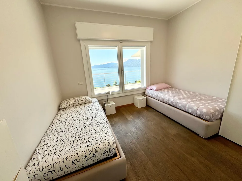 Moderne und komplett renovierte Villa in sonniger Lage mit großer Terrasse, Garten und Traumseeblick – Foto 8 von 23