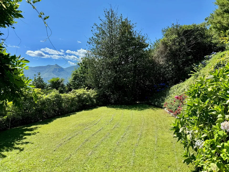 Moderne und komplett renovierte Villa in sonniger Lage mit großer Terrasse, Garten und Traumseeblick – Foto 18 von 23