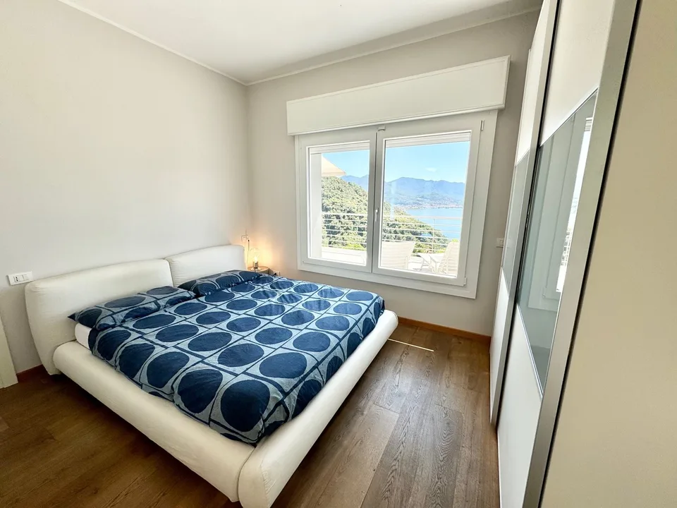 Moderne und komplett renovierte Villa in sonniger Lage mit großer Terrasse, Garten und Traumseeblick – Foto 7 von 23