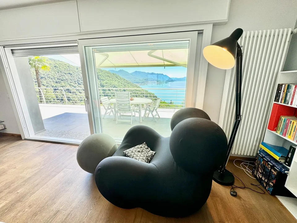 Villa moderne et complètement rénovée dans un emplacement ensoleillé avec grande terrasse, jardin et vue imprenable sur le lac