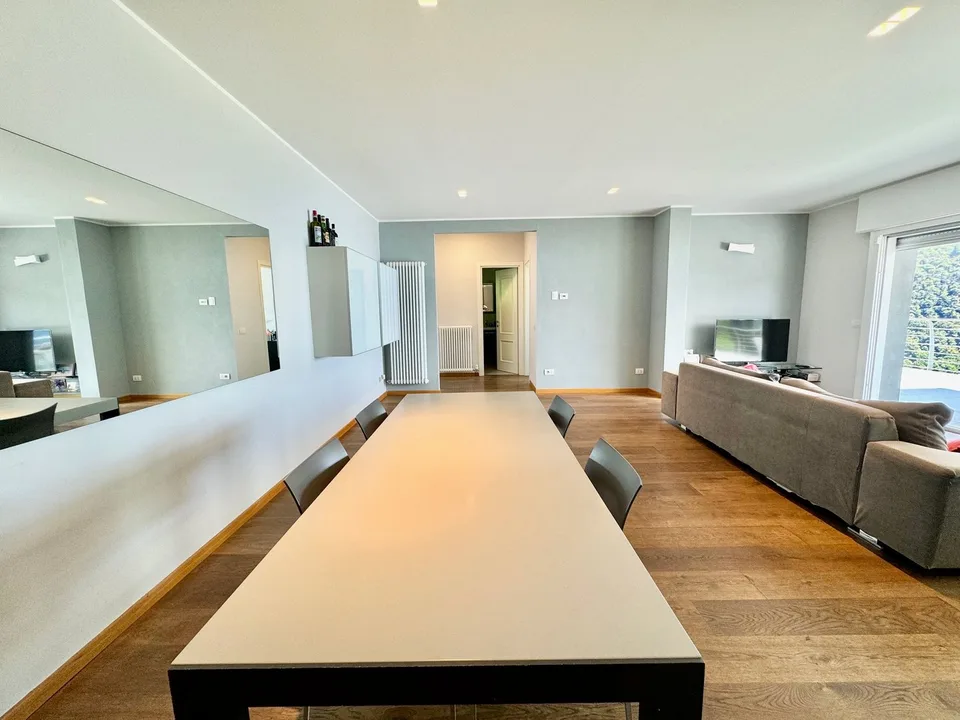 Villa moderne et complètement rénovée dans un emplacement ensoleillé avec grande terrasse, jardin et vue imprenable sur le lac