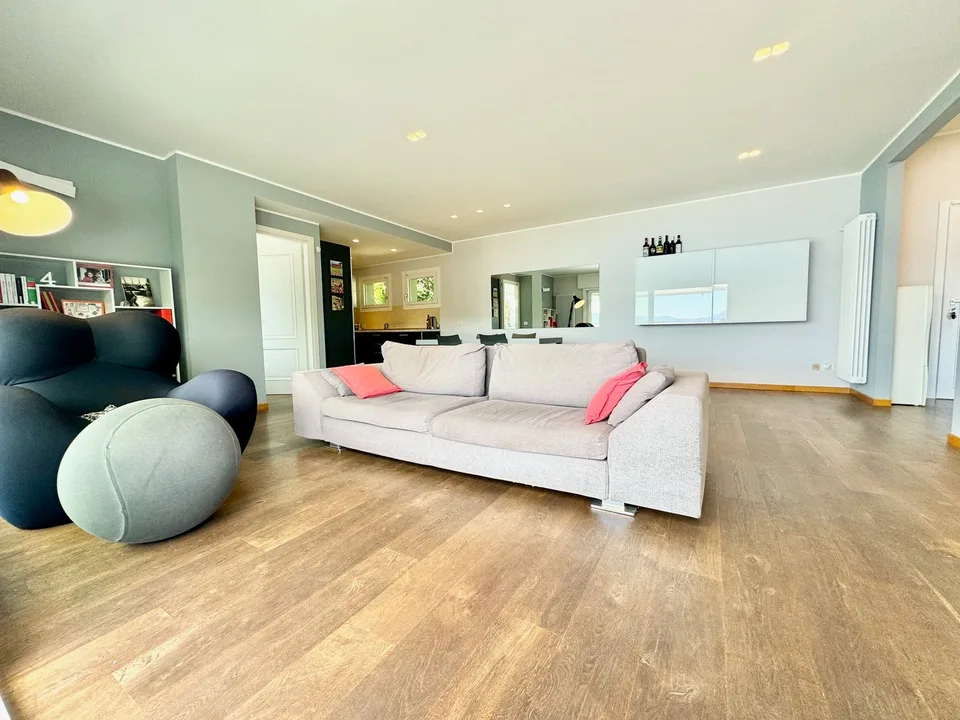 Villa moderne et complètement rénovée dans un emplacement ensoleillé avec grande terrasse, jardin et vue imprenable sur le lac
