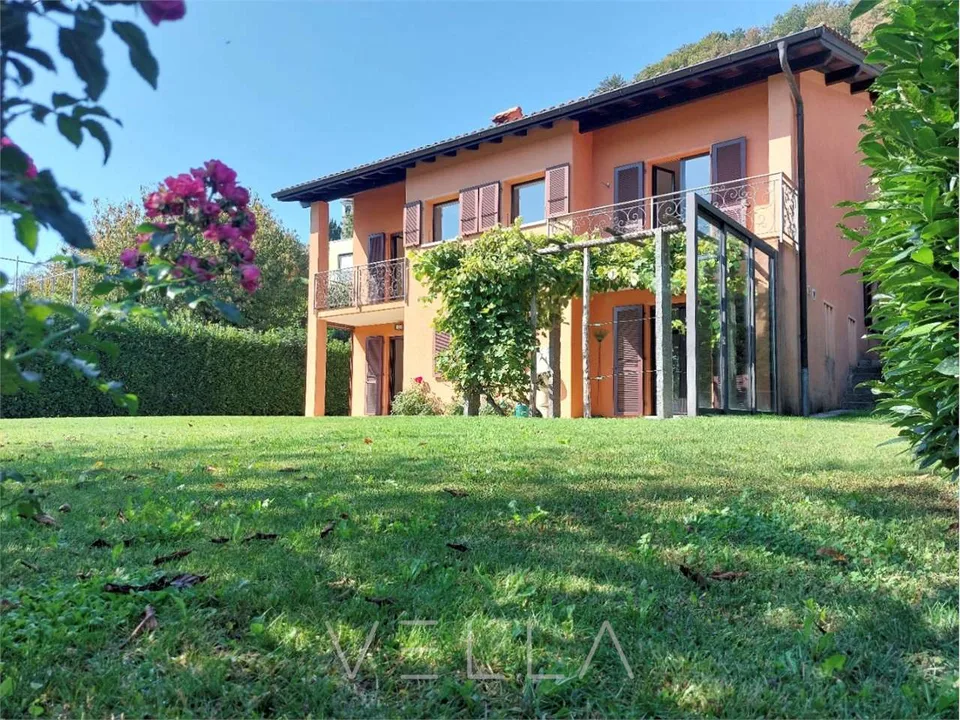 Affascinante casa ticinese con vista aperta e ampio giardino ad Agra (