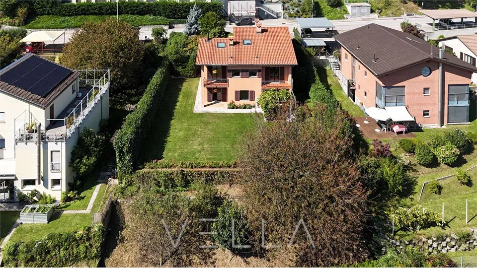 Affascinante casa ticinese con vista aperta e ampio giardino ad Agra (