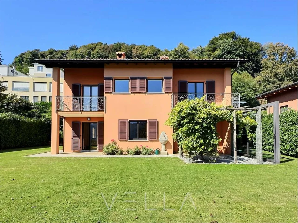 Affascinante casa ticinese con vista aperta e ampio giardino ad Agra (