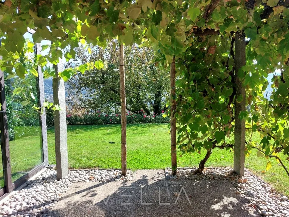 Affascinante casa ticinese con vista aperta e ampio giardino ad Agra (