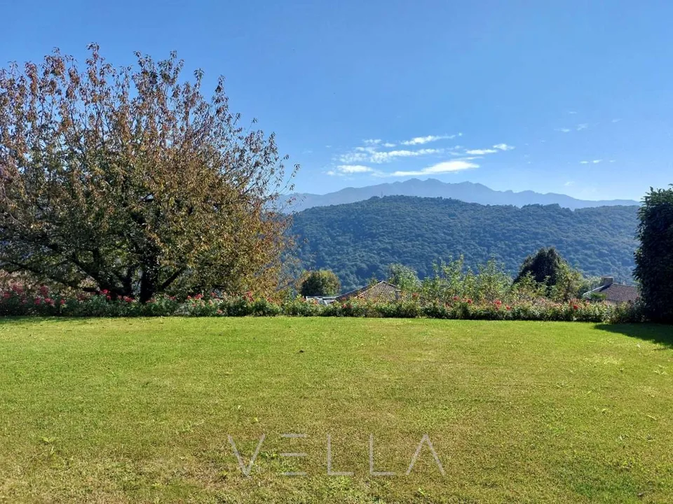 Affascinante casa ticinese con vista aperta e ampio giardino ad Agra (
