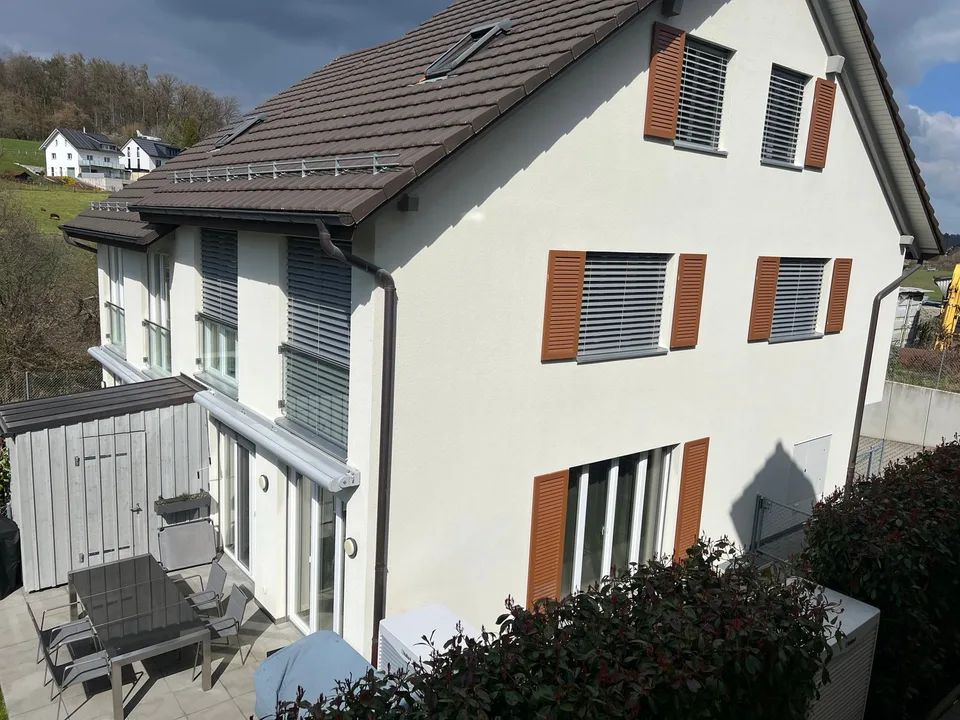 Modernes 6.5-Zimmer-Reihenhaus in ruhiger Lage von Warth