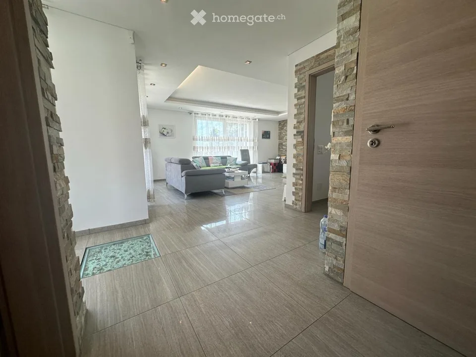Casa bifamiliare spaziosa in vendita