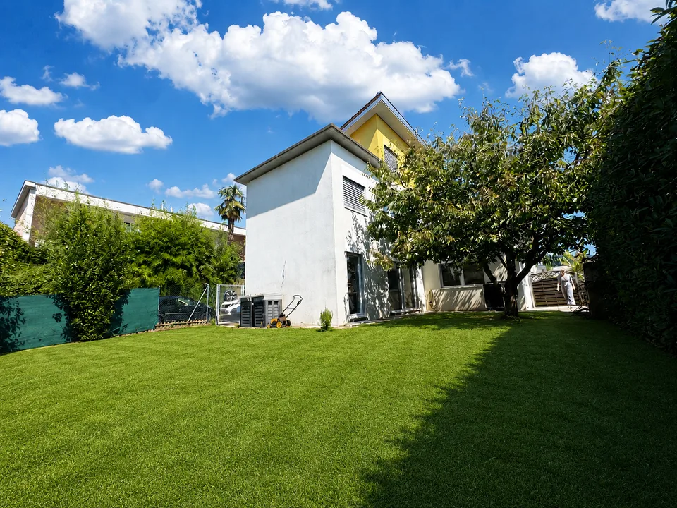Einfamilienhaus in Stabio zum Verkauf – 4 Räume mit Balkon und grünem Blick