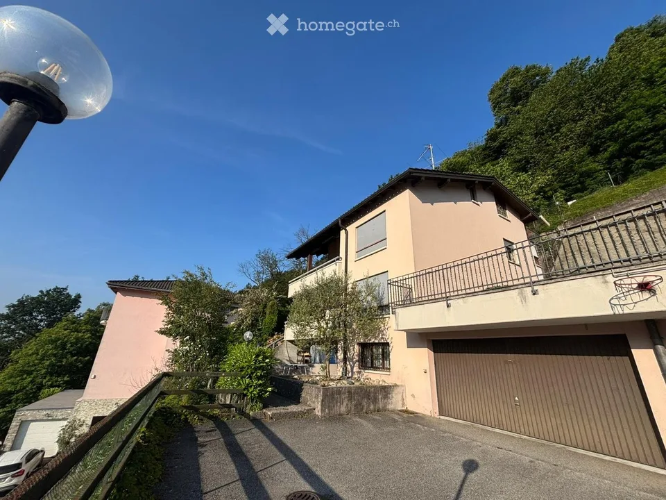 Grande casa a Sureggio con vista sui monti