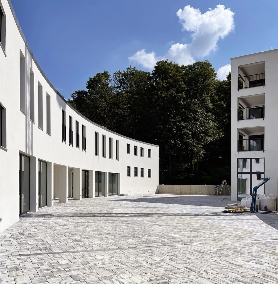 Neue 4.5-Zimmer-Wohnung mit grossem Balkon und Einkommen