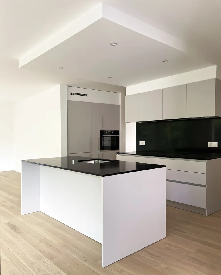 Neue 4.5-Zimmer-Wohnung mit grossem Balkon und Einkommen