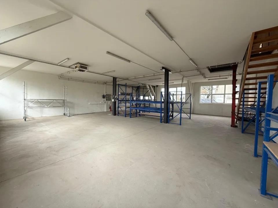 Industrial hall with office