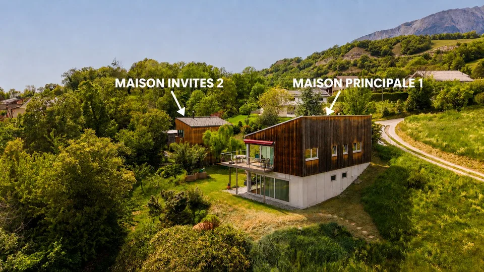 Deux maisons d'architecte dans un écrin naturel préservé à Ayent