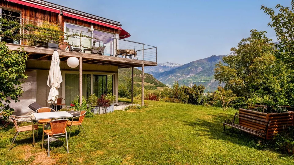 Zwei Architektenhäuser in einem erhaltenen Naturschutzgebiet in Ayent