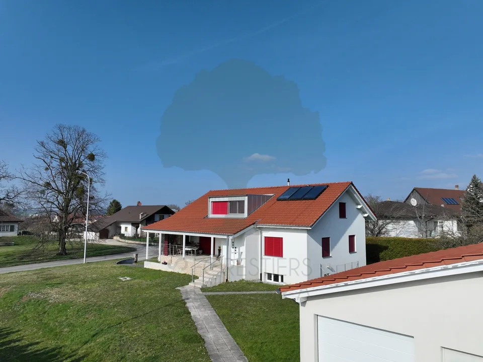 Familienhaus mit zwei 3,5-Zimmer-Wohnungen und drei Garagen