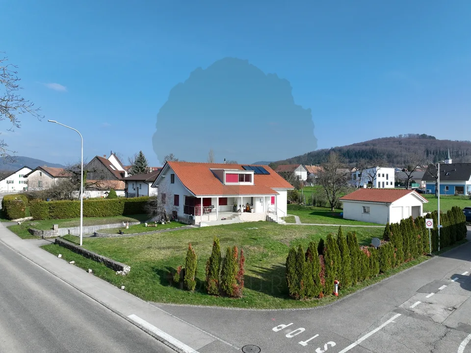 Maison familiale de deux appartements de 3,5 pièces et trois garages