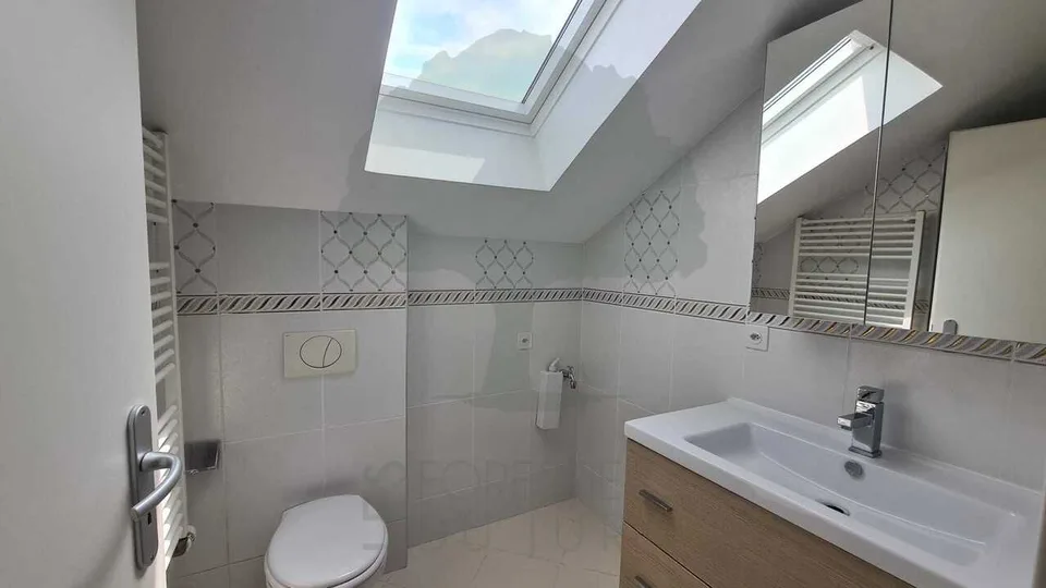 Casa familiare a due appartamenti di 3,5 locali e tre garage – foto 11 di 13