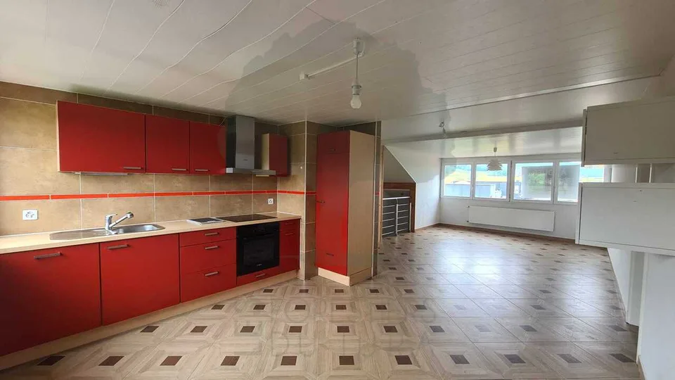 Familienhaus mit zwei 3,5-Zimmer-Wohnungen und drei Garagen