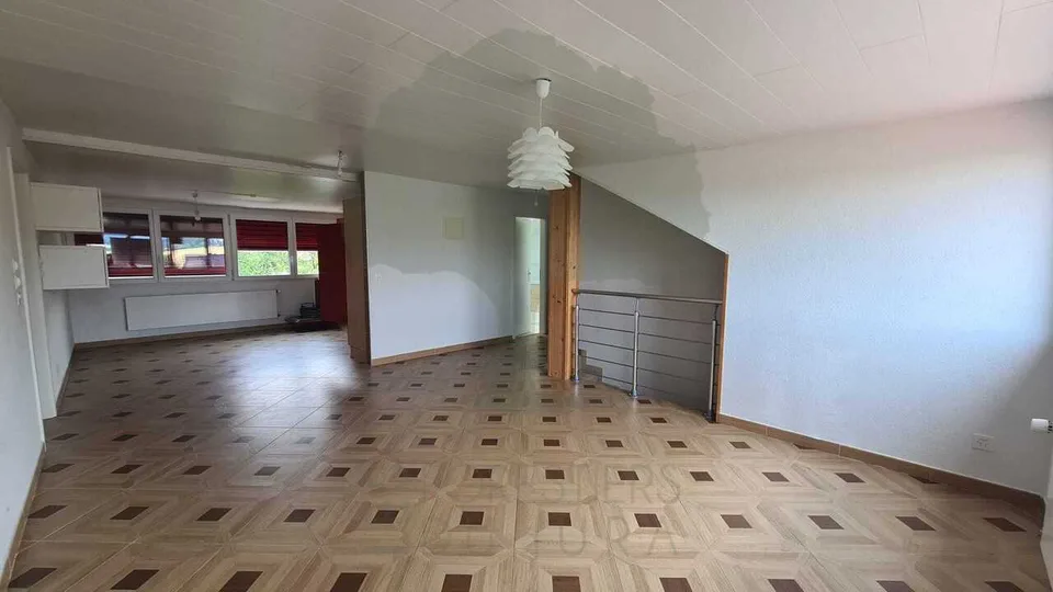 Familienhaus mit zwei 3,5-Zimmer-Wohnungen und drei Garagen