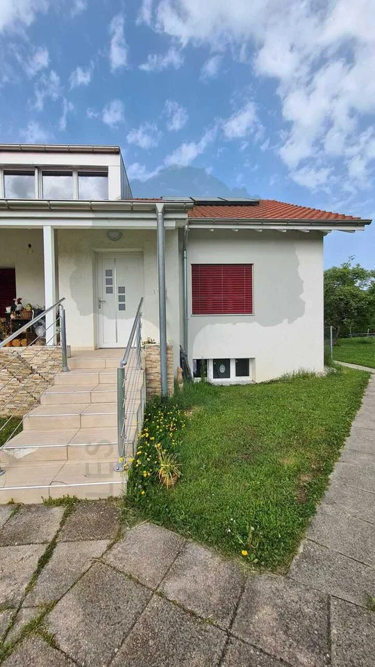 Casa familiare a due appartamenti di 3,5 locali e tre garage – foto 12 di 13
