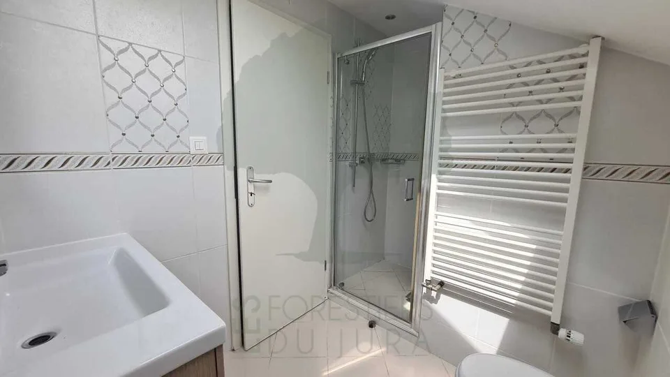 Casa familiare a due appartamenti di 3,5 locali e tre garage – foto 10 di 13