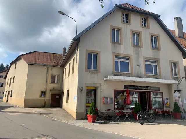 2406 La Brévine/NE Edificio - 1 attività commerciale panetteria negozio - 2 appartamenti - 2 garage