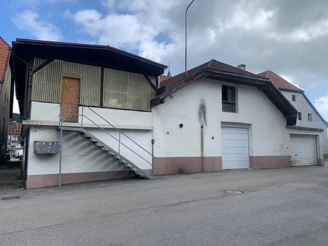 2406 La Brévine/NE Edificio - 1 attività commerciale panetteria negozio - 2 appartamenti - 2 garage