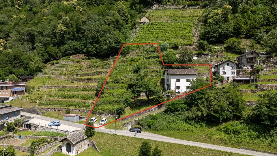 Grande Casa Bifamiliare di 9 locali da rinnovare, con terreno edificabile