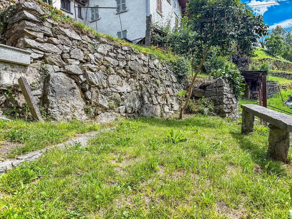 Grande Casa Bifamiliare di 9 locali da rinnovare, con terreno edificabile – photo 18 sur 26
