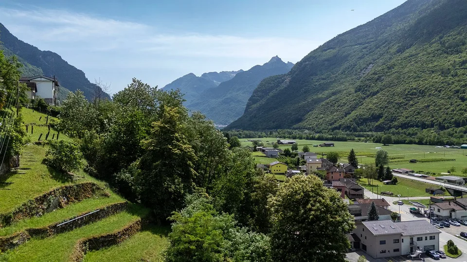 Grande Casa Bifamiliare di 9 locali da rinnovare, con terreno edificabile