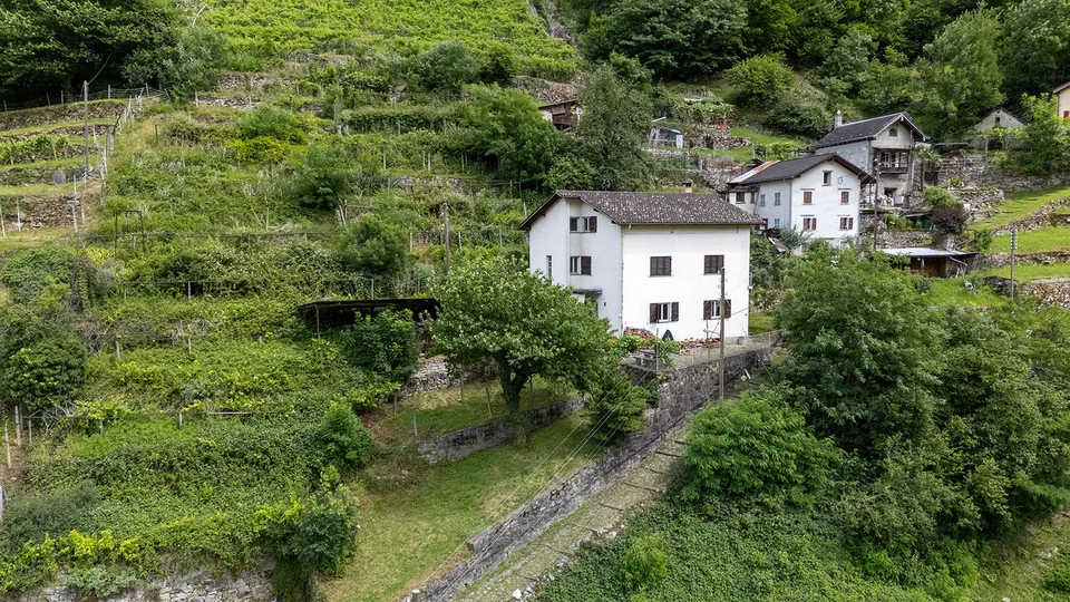 Grande Casa Bifamiliare di 9 locali da rinnovare, con terreno edificabile