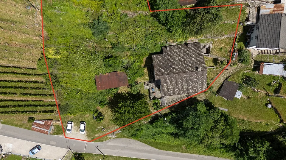 Grande Casa Bifamiliare di 9 locali da rinnovare, con terreno edificabile