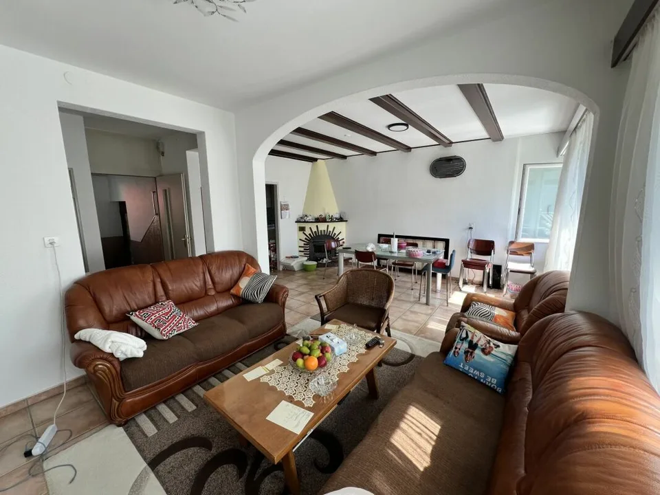 Haus mit 2,5+5,5 Zimmern und Grundstück
