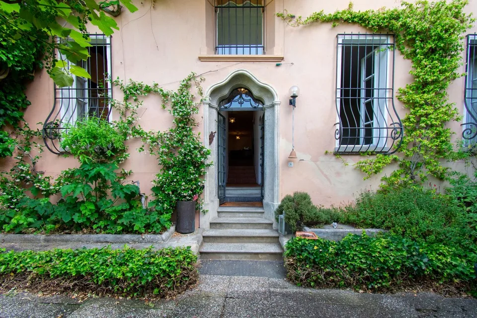 PROPRIETÀ DI CHARME CON AMPIO GIARDINO E VISTA LAGO