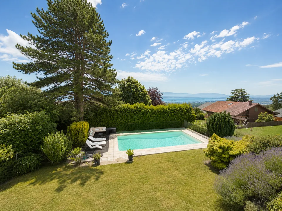 Arzier-Le Muids – Villa indipendente, piscina e vista panoramica